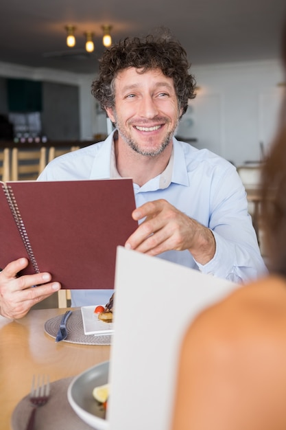 Homme, tenue, carte menu, et, sourire