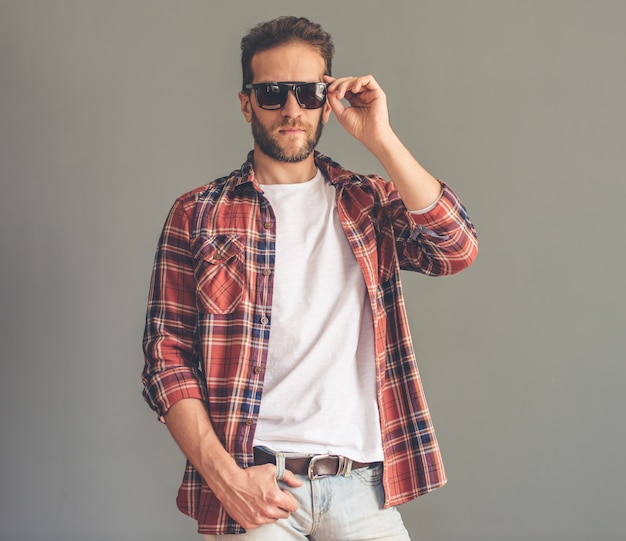 Homme en tenue décontractée et lunettes de soleil