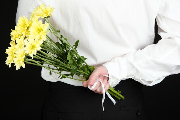 homme, tenue, fleurs, gros plan