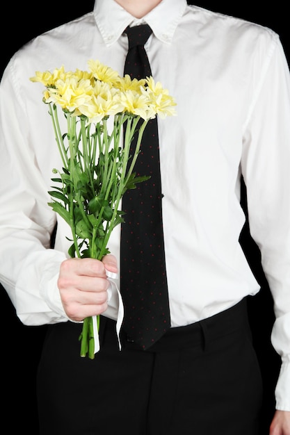 homme, tenue, fleurs, gros plan