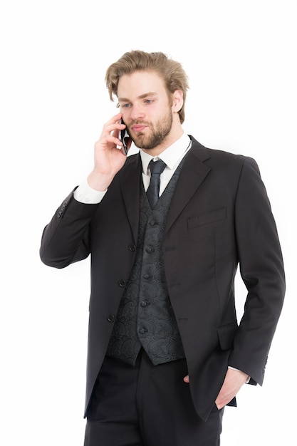 Homme en tenue formelle avec téléphone portable