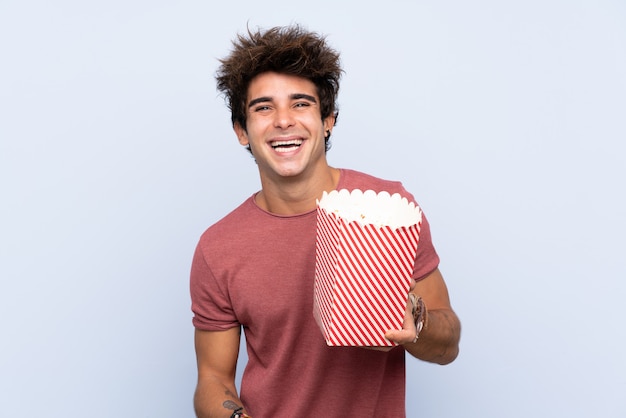 Homme, tenue, grand, bol, pop-corn, isolé, mur