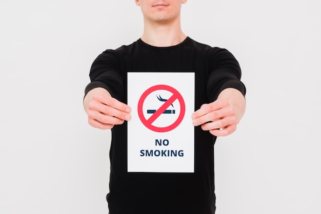 Homme, tenue, papier, non, fumer, texte, signe, mur blanc