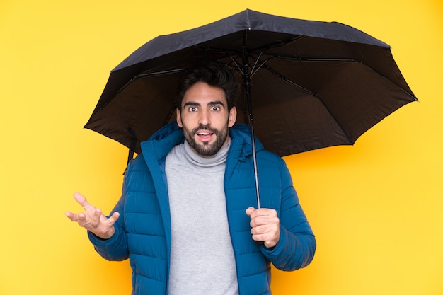 Homme, tenue, parapluie, isolé, mur