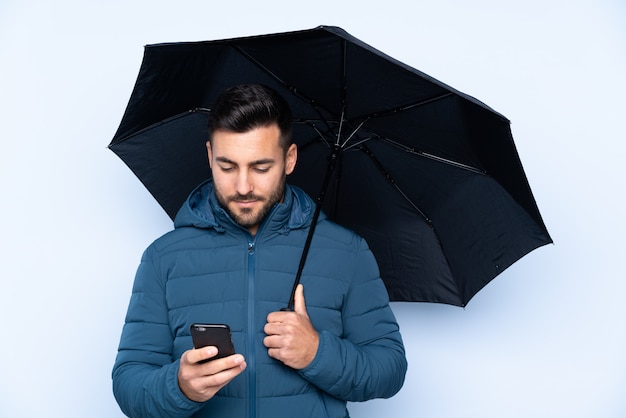 Homme, tenue, parapluie, isolé, mur