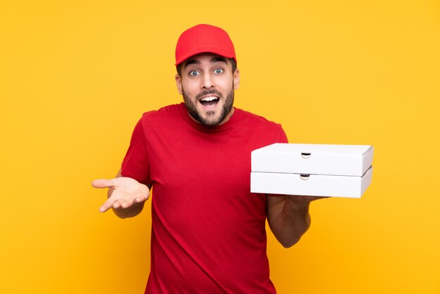 homme, tenue, pizzas, boîtes, isolé, mur