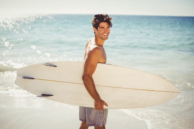 Homme, tenue, planche surf, sur, plage