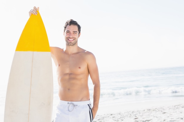 Homme, tenue, planche surf, plage