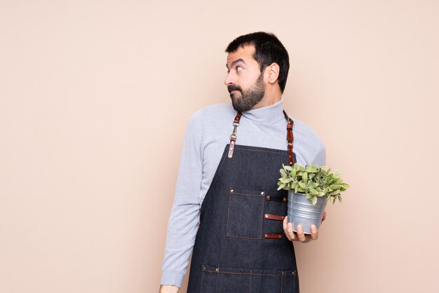 Homme, tenue, plante, douter, geste, regarder, côté