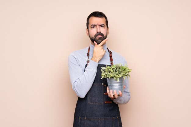 Homme, tenue, plante, isolé, pensée