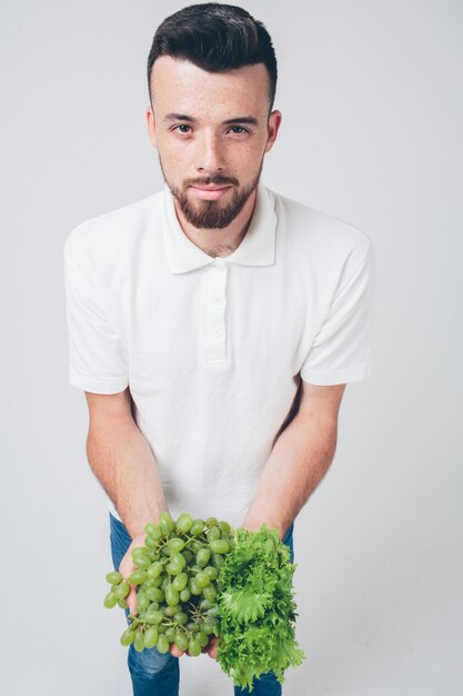 Homme, tenue, salades, raisin