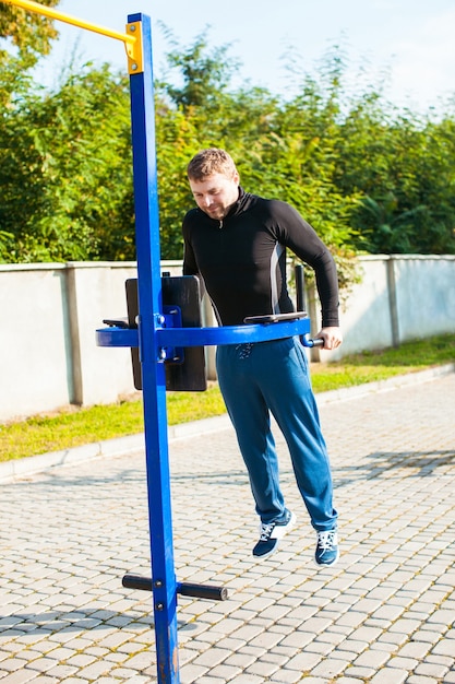 L'homme en tenue de sport effectue des exercices en plein air