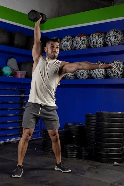 homme dans les vêtements de sport s'exerçant avec un crossfit medicine  ball, dans une salle de gym Photo Stock - Alamy