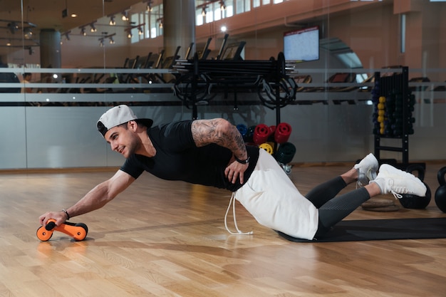 homme en tenue de sport s'entraîne dans la salle de gym