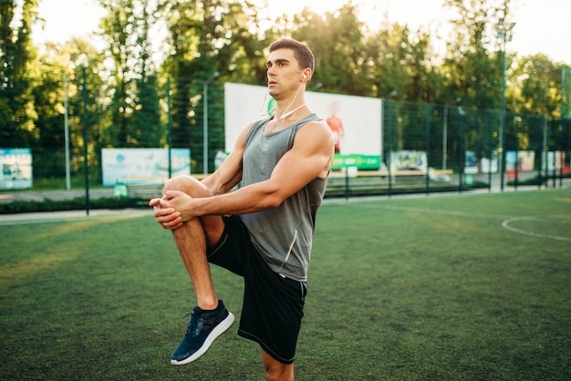 L'homme en tenue de sport se prépare pour l'entraînement en plein air