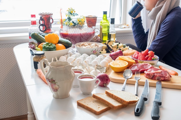 Homme, tenue, tasse, à, beaucoup, nourritures, legumes, fruits, préparer, cuisine