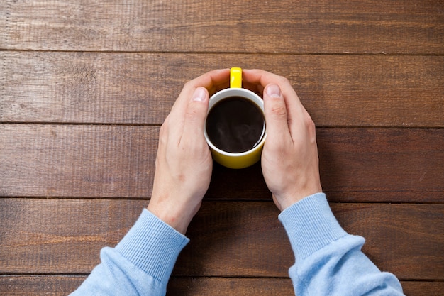 Homme, tenue, tasse, café