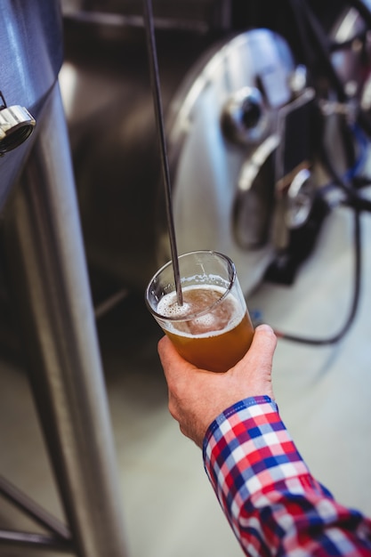 Homme, tenue, verre bière, par, machinerie