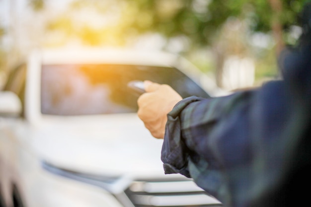 Photo homme, tenue, voiture, éloigné, clé, blanc, voiture