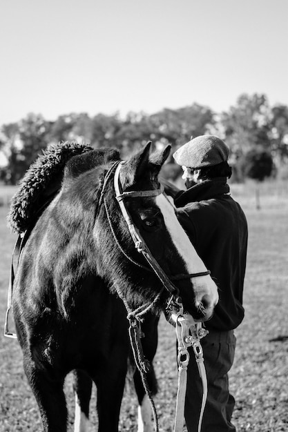 Photo l'homme sur le terrain