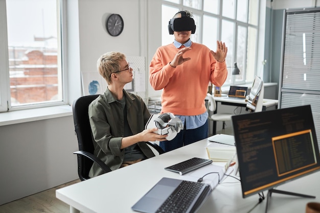 Homme testant un nouveau logiciel dans des lunettes vr