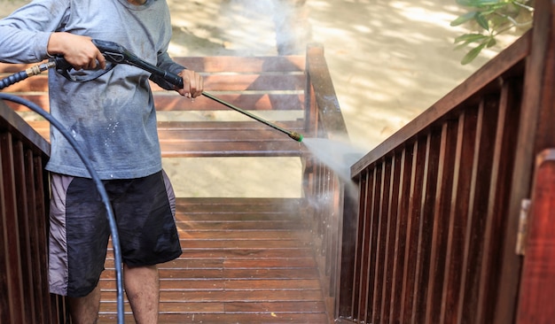 Homme thaïlandais fait une pression sur le bois