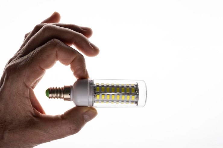 Photo l'homme tient une ampoule. publicité pour ampoule led.