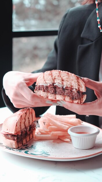 un homme tient une assiette de viande et un bol de viande