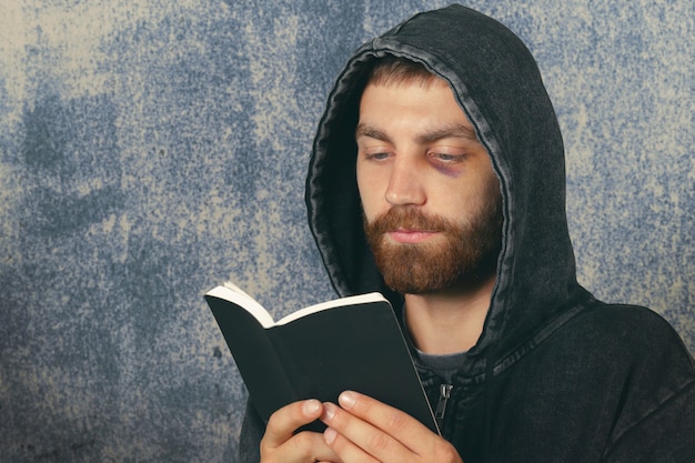 L'homme tient la Bible