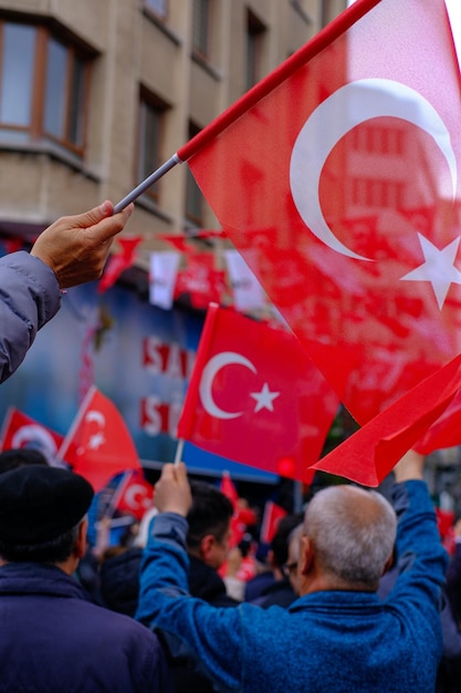 Un homme tient un drapeau avec le mot Turquie dessus.