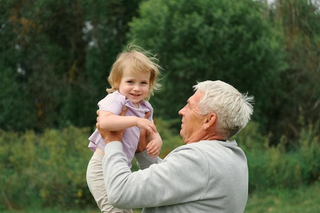 un homme tient un enfant dans ses bras.