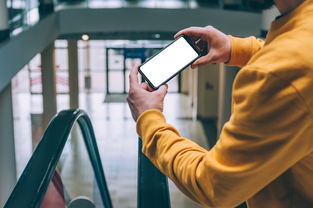 L'homme tient un smartphone dans ses mains se bouchent