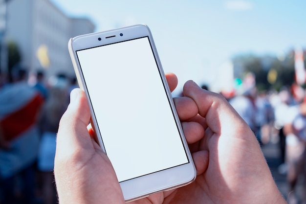 L'homme tient un smartphone dans ses mains