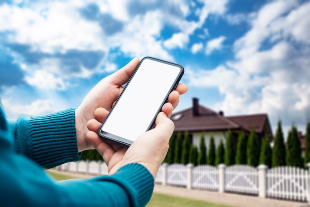 L'homme tient le smartphone avec un écran blanc