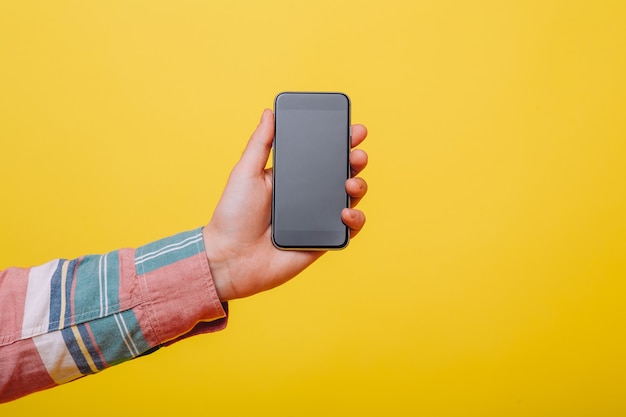L'homme tient un smartphone