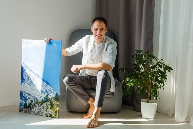 l'homme tient la toile à l'intérieur