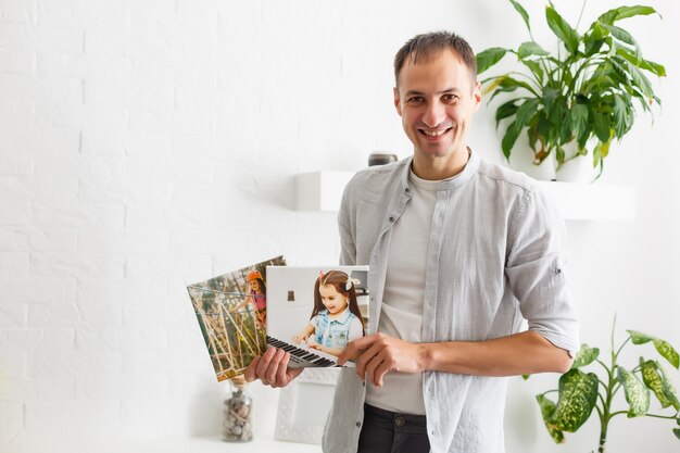 l'homme tient une toile photo à la maison