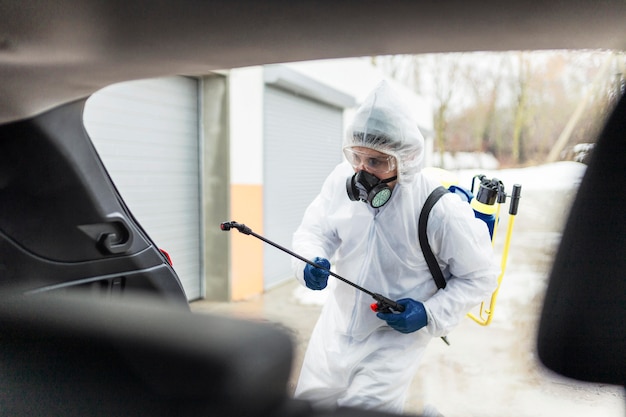 Photo homme de tir moyen avec désinfectant