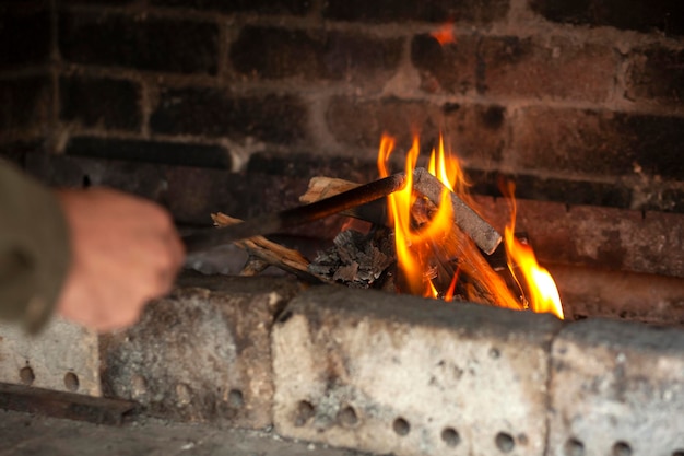 Homme tirant sur un barbecue