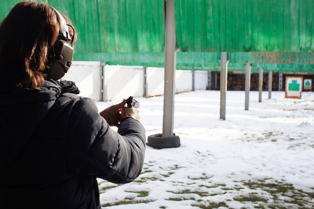 Un homme tire sur une cible dans un tiret