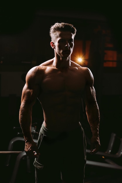 Homme torse nu faisant de l'exercice à la maison