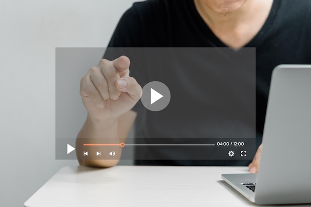 Photo homme touchant un écran virtuel en streaming vidéo technologie internet numérique en ligne à l'aide d'un ordinateur