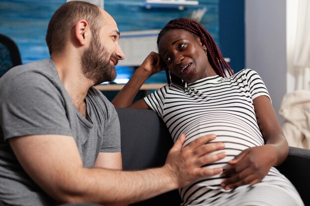 Photo un homme touchant l'estomac d'une femme enceinte