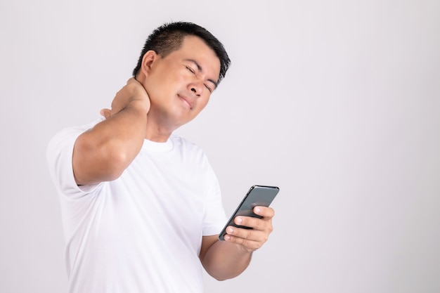 Homme touchant son cou à cause de la douleur