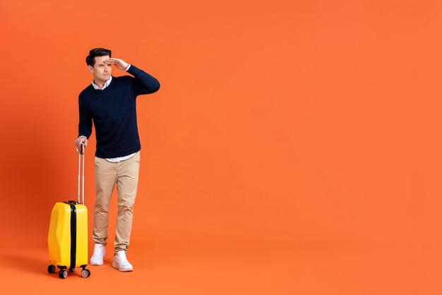 Homme De Tourisme Avec Des Bagages Prêts Pour Le Voyage à La Recherche De Suite