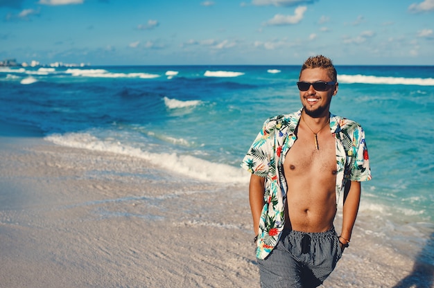 Photo homme de tourisme portant une chemise hawaïenne à la mer ou au fond de l'océan