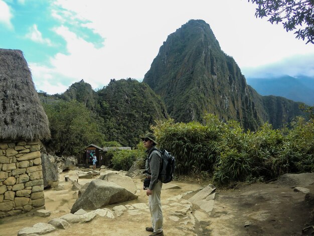 Homme de tourisme avec sac à dos au milieu du chemin vers Machu Picchu, Cusco, Pérou