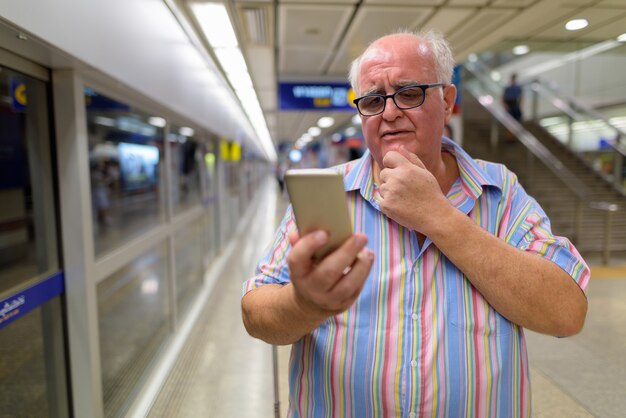 Homme de tourisme senior en surpoids explorant la ville de Bangk