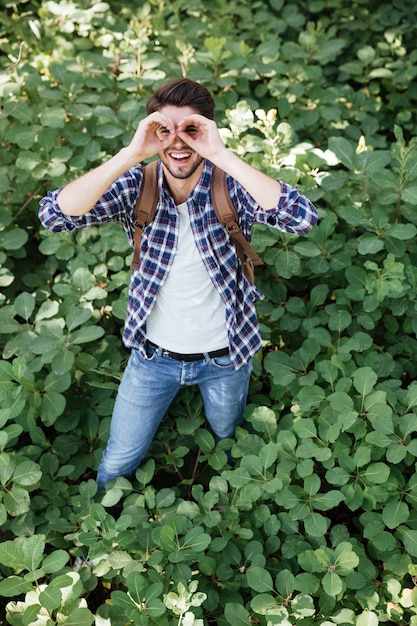 Homme de touriste drôle en forêt.