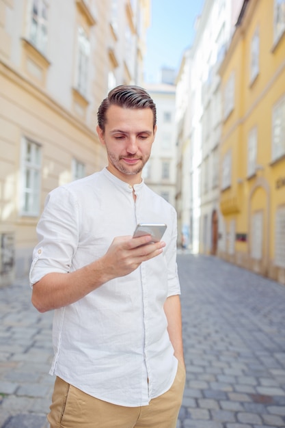 Homme touriste regardant téléphone